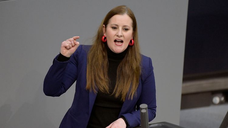 Heute kommt Wissler bei ihren Reden im Bundestag ohne Schmerzmittel aus - nach dem Überfall im Jahr 2022 war das anders.