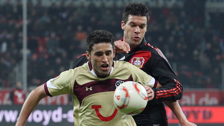 Michael Ballack und Karim Haggui im Kampf um den Ball.