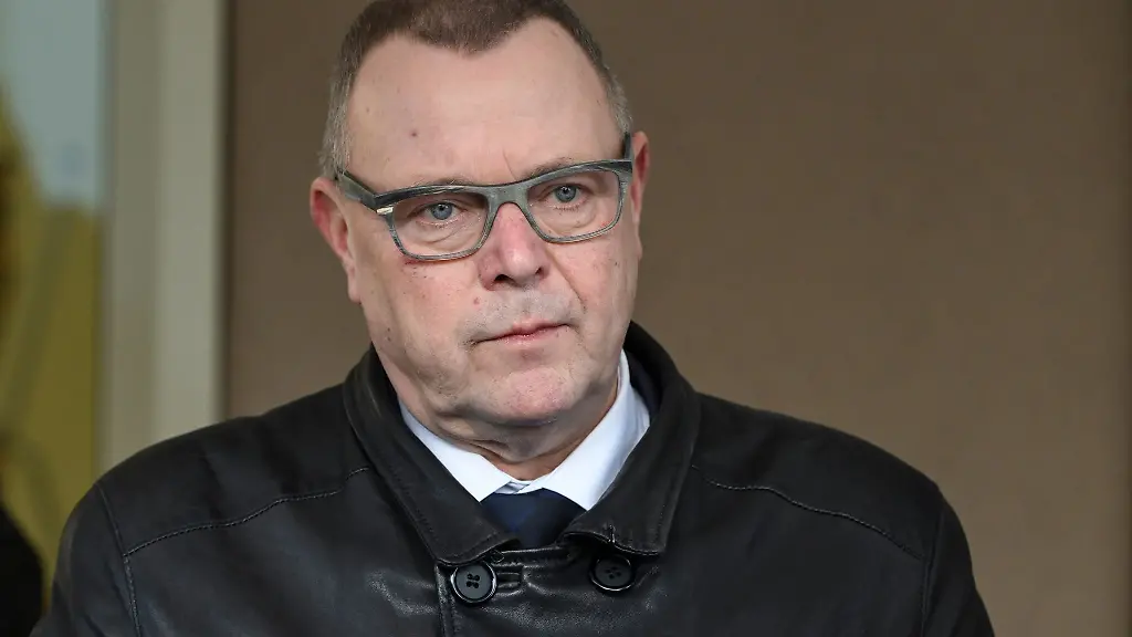 Innenminister-Michael-Stuebgen-CDU-besucht-neue-Wohncontainer-in-der-Erstaufnahmeeinrichtung