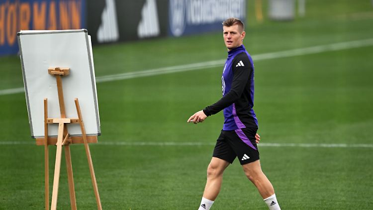 "Wir müssen sie dahin bringen, dass sie den Fußball spielen, den sie in den Beinen haben", sagt Kroos über Wirtz und Musiala.