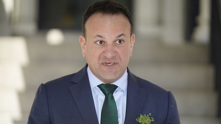 Varadkar ist Chef der liberal-bürgerlichen Partei Fine Gael, die seit 2020 in einer Koalition mit der liberal-konservativen Partei Fianna Fail regiert.