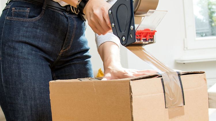 Was viele nicht wissen: Auch ohne Originalverpackung können Käuferinnen und Käufer die Ware retounieren. Die häufig verwendete AGB-Klausel "Rücksendung nur in Originalverpackung" ist Trusted Shops zufolge unwirksam.