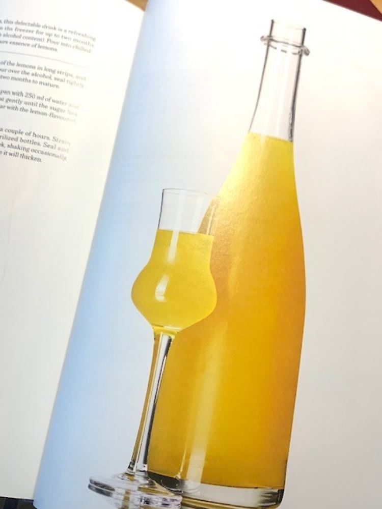 Wenn die Sonne bei Capri im Meer versinkt - dann wird es Zeit für einen Limoncello.