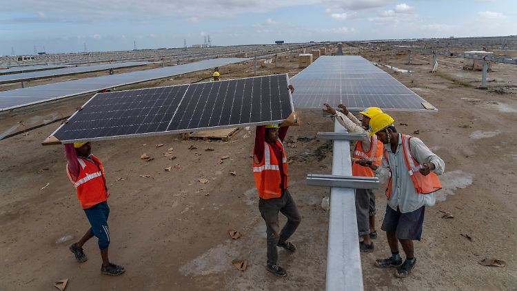 Ein indisches Unternehmen baut den größten Wind- und Solarpark der Welt - in einer Salzwüste.