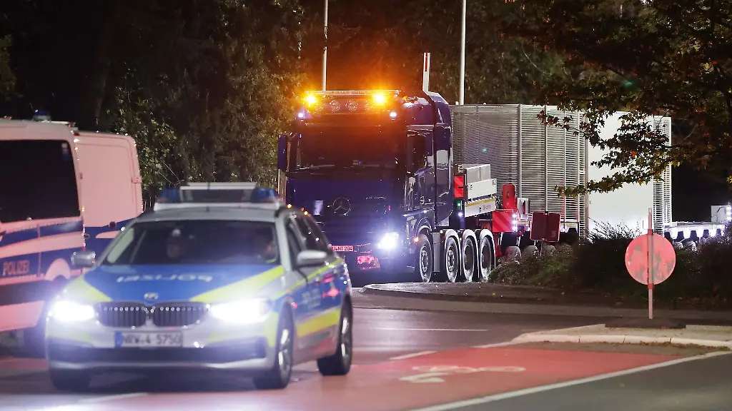 Die-Polizei-begleitet-einen-leeren-Castor-Transporter-von-Juelich-zum-Endlager-in-Ahaus