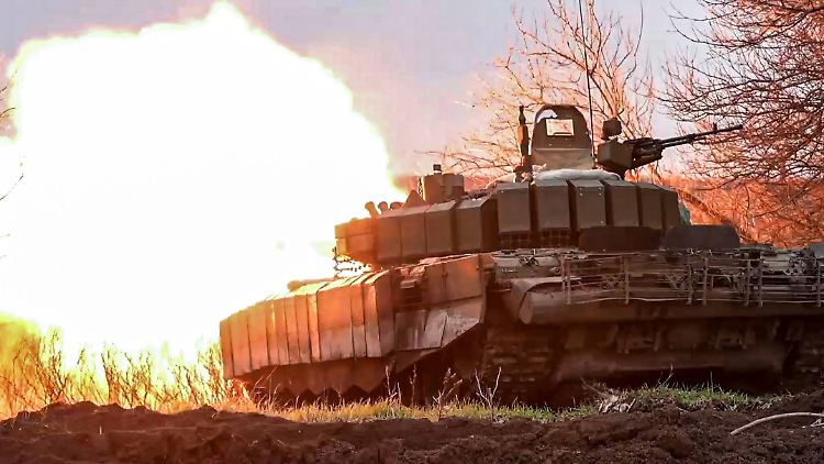 Ein russischer T-72-Panzer feuert nach der Grenze zur Ukraine auf Anti-Kreml-Kämpfer. 