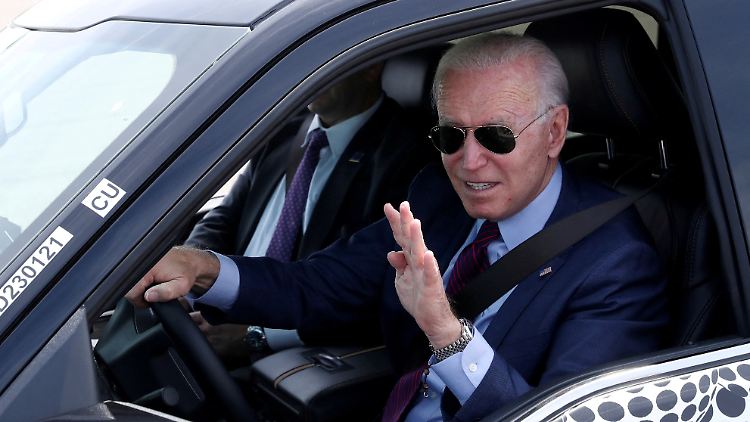 US-Präsident Joe Biden lässt sich in einem Elektroauto fotografieren.