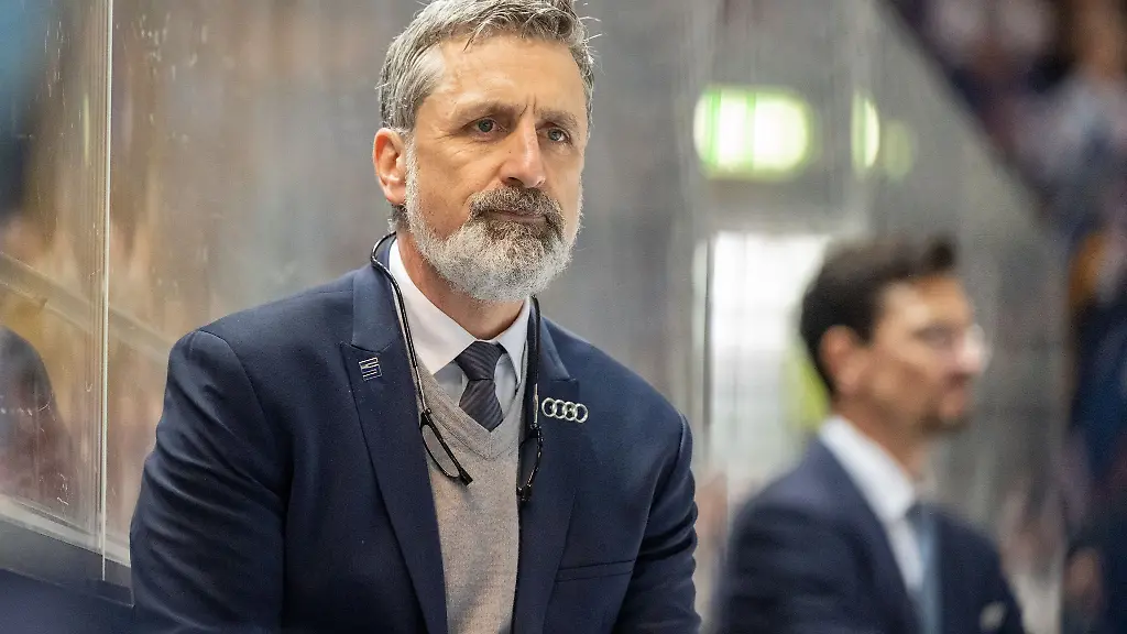 Ingolstadts-Headcoach-Mark-French-verfolgt-das-Spiel