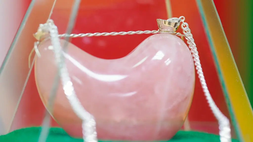 Der-Saumagenorden-liegt-in-den-Raeumen-der-Karneval-und-Tanzsport-Gesellschaft-Schlotte-bei-der-31-Verleihung-des-Pfaelzer-Saumagenordens-auf-einem-Tisch