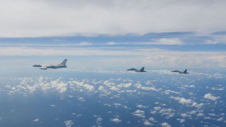 Das taiwanesische Verteidigungsministerium beobachtete mehr als 30 chinesische Jets und fünf Schiffe vor seiner Küste.