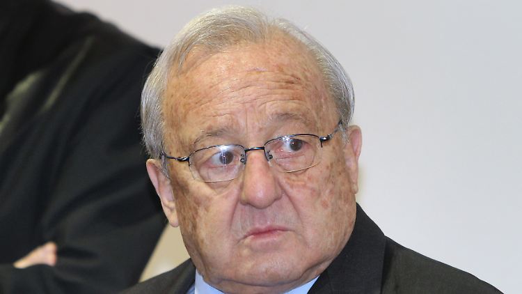 Ex-Waffenlobbyist Karlheinz Schreiber steht im November 2013 wegen Steuerhinterziehung und Bestechung in Augsburg vor Gericht. 