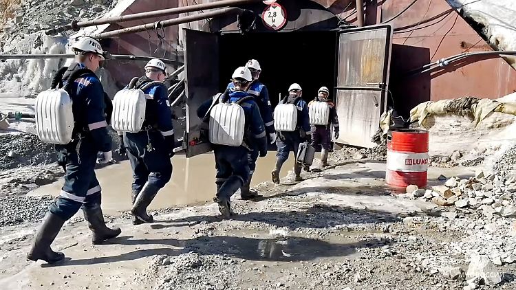 Berichten zufolge konnten die Rettungskräfte inzwischen zumindest einen Lüftungsschacht in dem Bergwerk räumen.