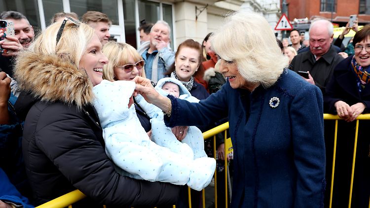 Königin Camilla hat Ratschläge für eine junge Zwillingsmama.