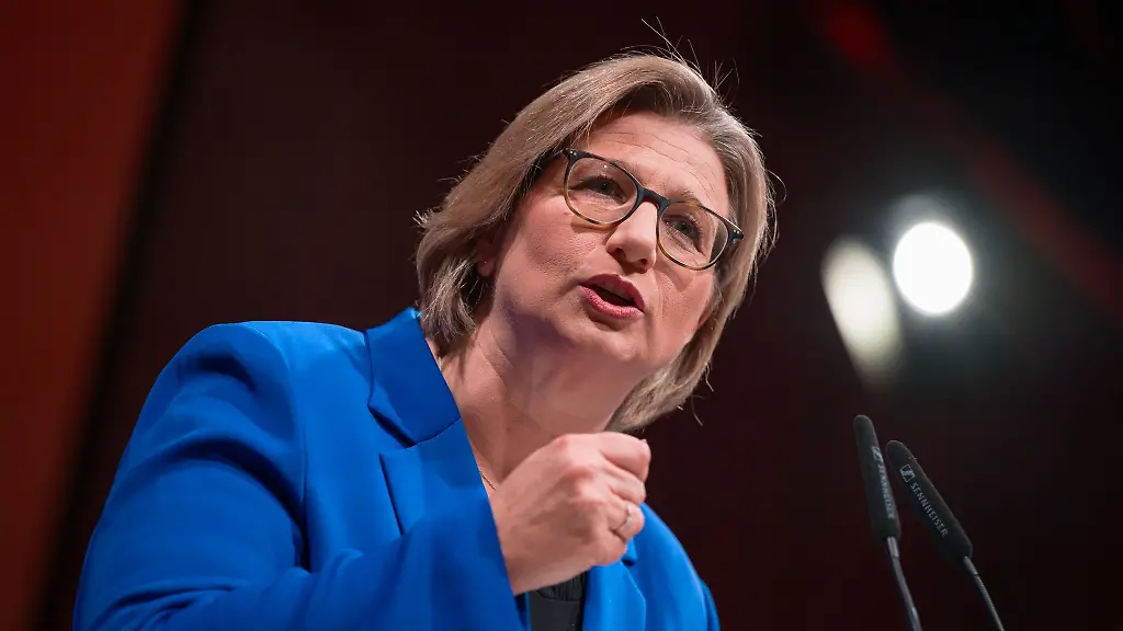 Ministerpraesidentin-Anke-Rehlinger-SPD-spricht-beim-des-Landesparteitag-der-SPD-Saar-zu-den-Delegiertern