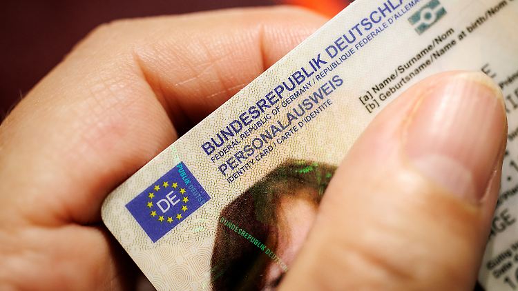 Wer einen neuen Personalausweis beantragt, muss seine Fingerabdrücke abgeben.