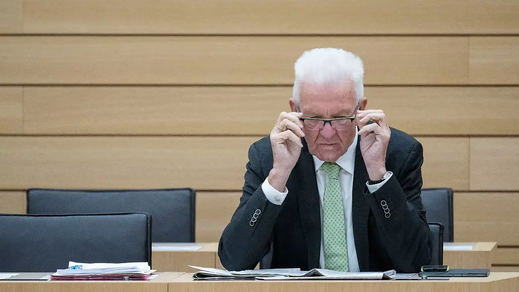 Winfried-Kretschmann-Buendnis-90-Die-Gruenen-Ministerpraesident-von-Baden-Wuerttemberg-nimmt-im-Landtag-von-Baden-Wuerttemberg-an-einer-Plenarsitzung-teil
