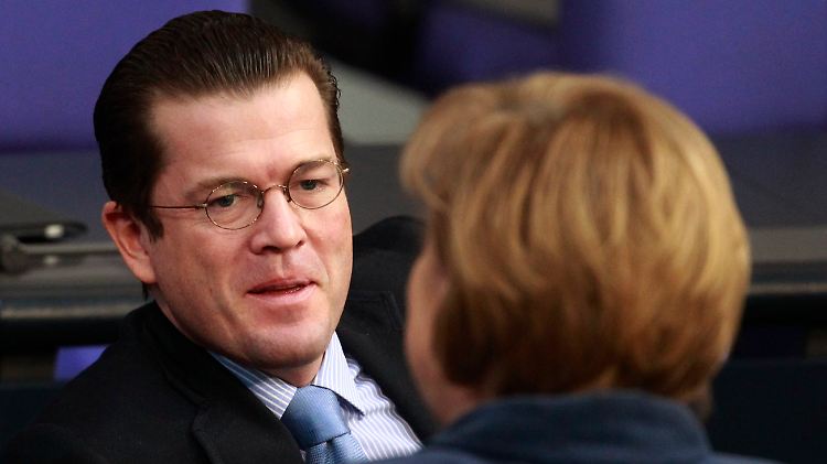 "Richtig gehandelt": Die Kanzlerin nimmt ihren Verteidigungsminister in Schutz.