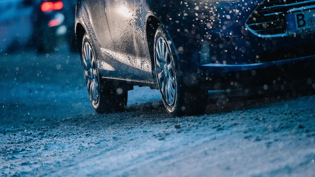 Sicherer-durch-Eis-und-Schnee-Weniger-Gas-geben-und-einen-groesseren-Abstand-zum-vorausfahrenden-Fahrzeug-einhalten