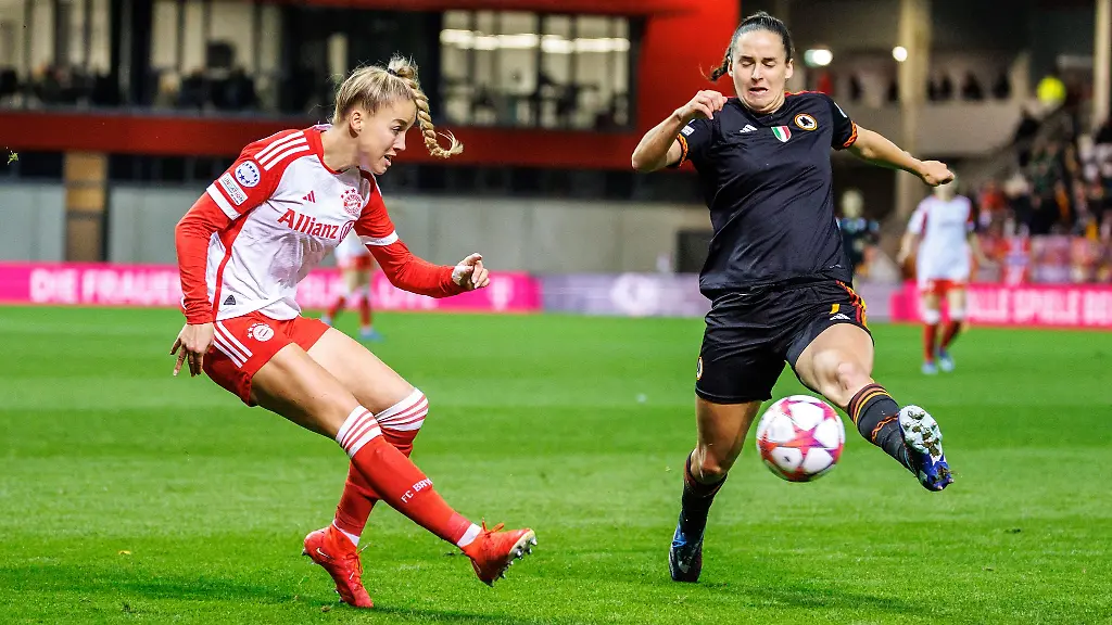 Giulia-Gwinn-vom-FC-Bayern-Muenchen-l-und-Evelyne-Viens-vom-AS-Rom-im-Zweikampf-um-den-Ball