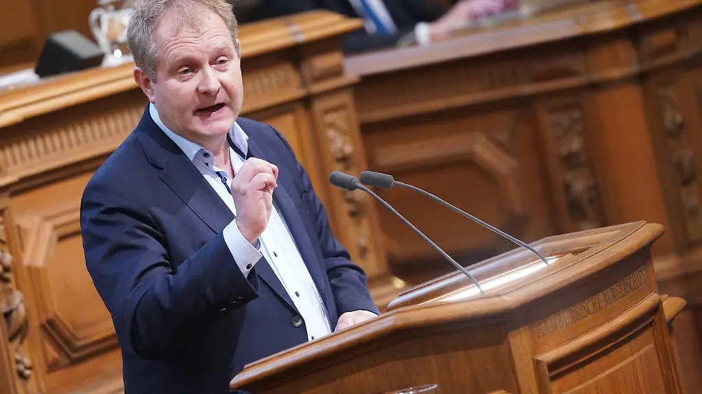 Hamburgs-Umweltsenator-Jens-Kerstan-spricht-in-im-Rathaus