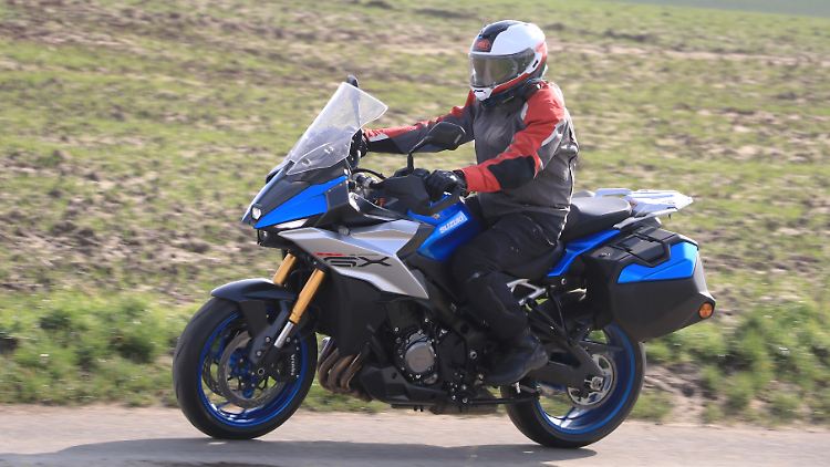 Suzuki bietet mit der GSX-S 1000 GX erstmals ein echtes Crossover-Motorrad.