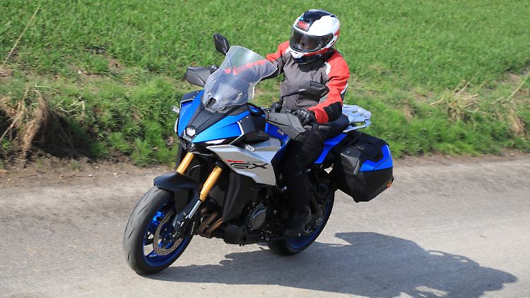 Eine scharf geschnittene Halbverkleidung, zwei kleine LED-Projektionsscheinwerfer und eine hochbeinige Silhouette prägen die Suzuki GSX-S 1000 GX.