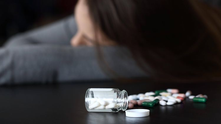 Jugendlichen werden immer häufiger starke Medikamente wie Benzodiazepine und Opioide verschrieben - oder sie konsumieren sie, um mit ihrem Alltag zurechtzukommen.