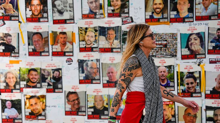 Die 134 noch festgehaltenen Geiseln - Israels Großstädte sind mit ihren Portraits gepflastert.