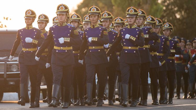 Die russische Ehrengarde marschiert während einer Gedenkveranstaltung durch Tiraspol in Transnistrien - die Regierung in Chișinău fordert den Abzug der russischen Truppen.