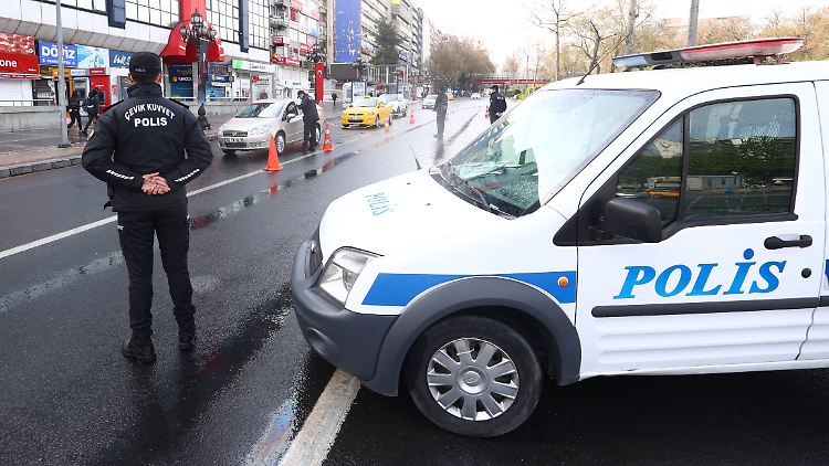Die türkische Polizei nimmt Miri auf Basis eines internationalen Haftbefehls fest.  