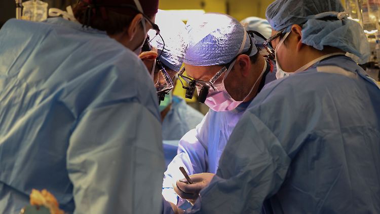 Der 62-jährige Patient erholt sich den Ärzten zufolge gut.