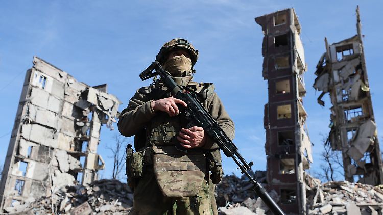 Russischer Soldat in der eroberten Stadt Awdijiwka. 