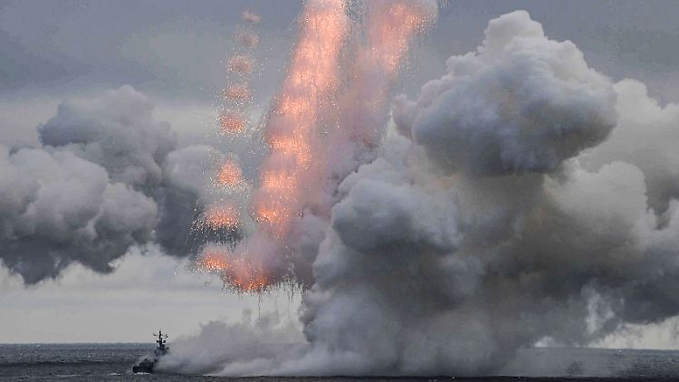 Russische Kriegsschiffe 2020 bei einem Manöver im Schwarzen Meer.