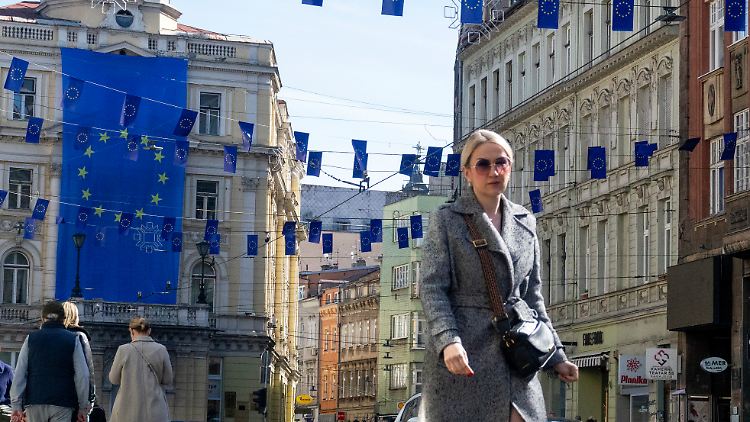 In der Hauptstadt Sarajevo wehen schon zahlreiche EU-Fahnen. Für das Land rückt ein Beitritt zum Bündnis nun näher. 