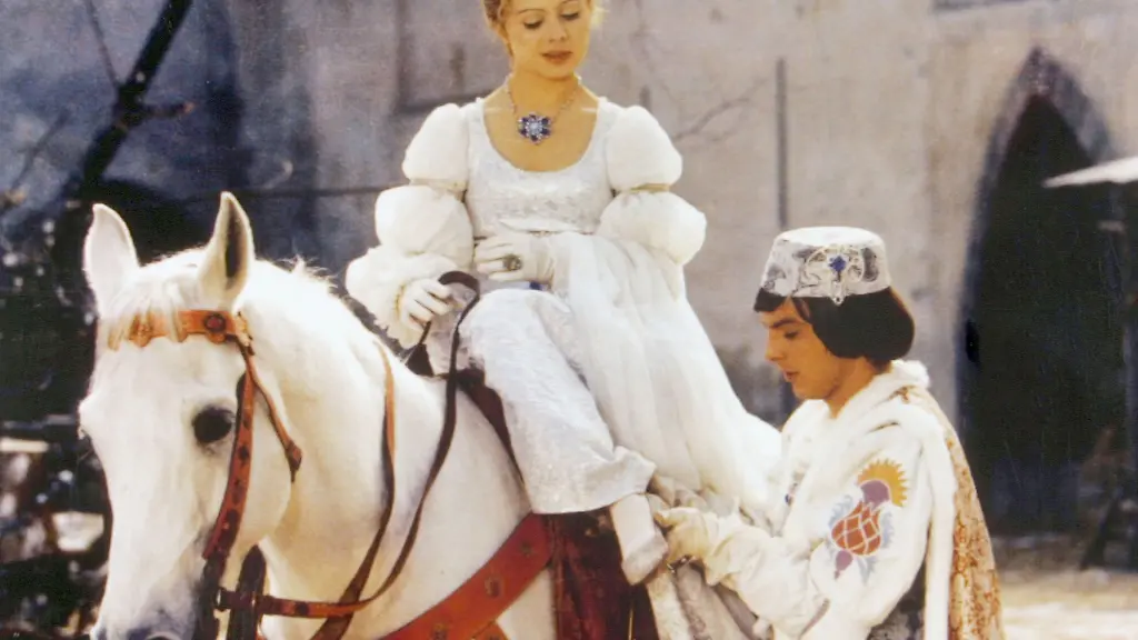 Der-Prinz-Pavel-Travnicek-passt-Aschenbroedel-Libuse-Safrankova-den-verlorenen-Schuh-an