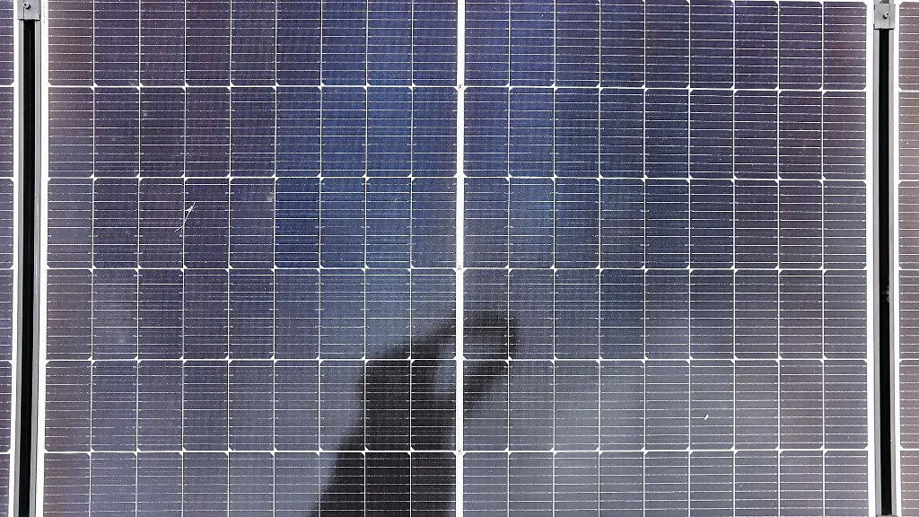 Solaranlagen-liegen-auf-dem-Dach-eines-Einkaufzentrums