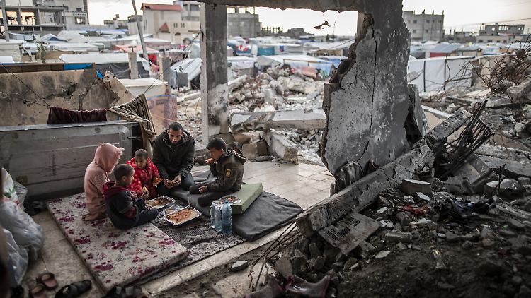 Schätzungsweise 1,5 Millionen Menschen suchen derzeit Schutz in Rafah. Immer wieder kommt es zu israelischen Luftangriffen auf die Stadt im Süden des Gazastreifens. 