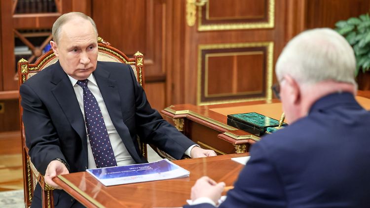 "Wir haben Verhandlungen nie abgelehnt": Putin am Donnerstag bei einem Gespräch im Kreml.