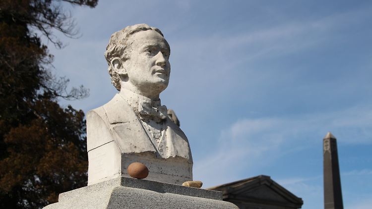 Fans pilgern bis heute zu der pompösen Grabstätte des Zauberers auf dem Machpelah-Friedhof in New York.