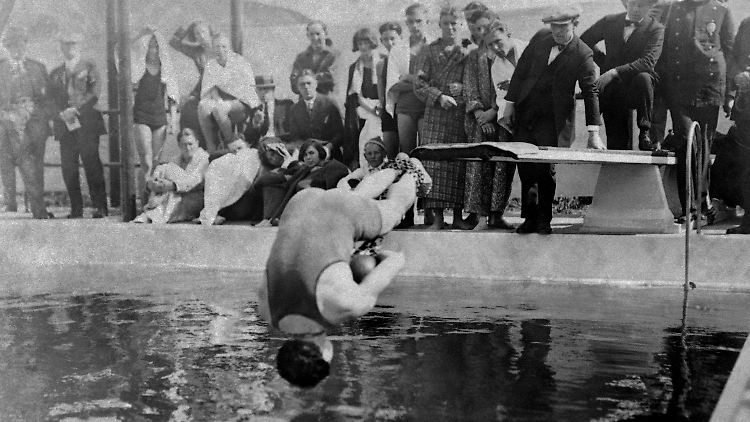 Houdini springt 1923 in Los Angeles an Händen und Füßen gefesselt in ein Schwimmbecken.