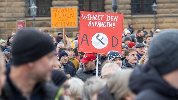 In Dresden demonstrierten Anfang Februar Tausende Menschen gegen Rechtsextremismus und wendeten sich damit auch gegen die AfD.  