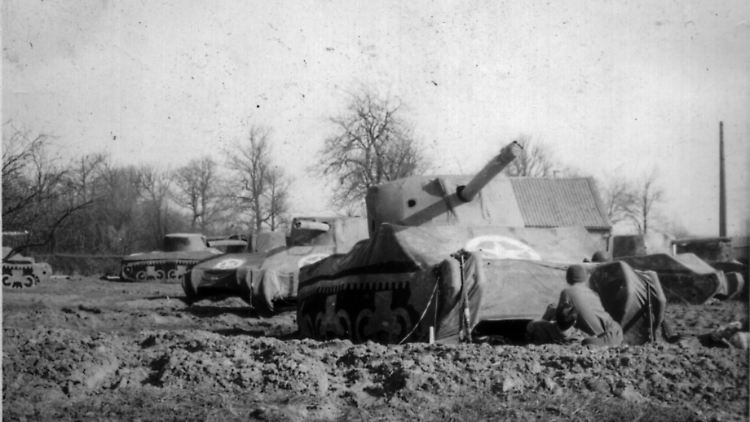 Unter anderem mit aufblasbaren Panzern veranstaltete die Spezialtruppe "eine große Show", wie hier im März 1945.