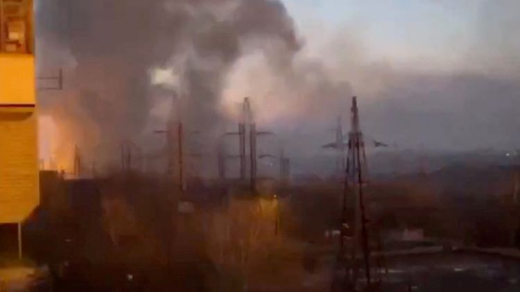 Der Dnipro-Staudamm steht nach der massiven russischen Angriffswelle in der Nacht in Flammen.