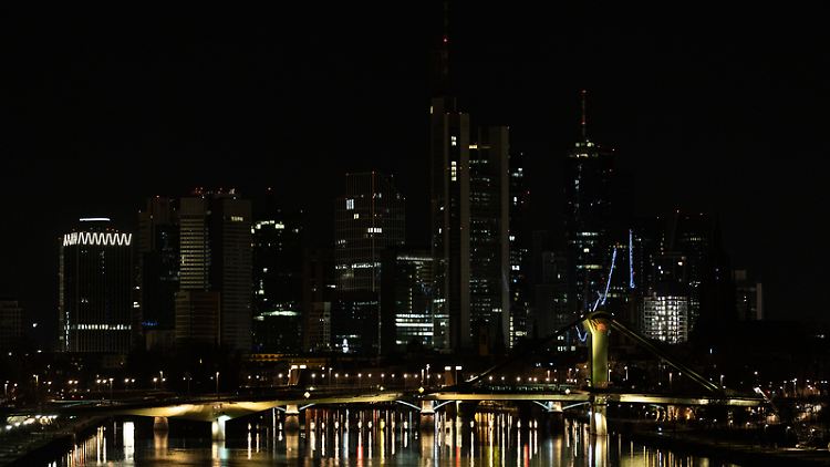 Mit der Earth Hour will die Umweltschutzorganisation  WWF ein Zeichen für Klima- und Umweltschutz setzen. Hier ging an vielen Hochhäusern der Frankfurter Skyline im März 2022 das Licht für eine Stunde aus.