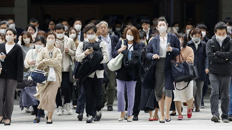 Übertragen wird der TSS-Erreger auch durch Tröpfchen. Die japanische Regierung ruft Menschen daher auch dazu auf, an stark besuchten Orten Maske zu tragen. 