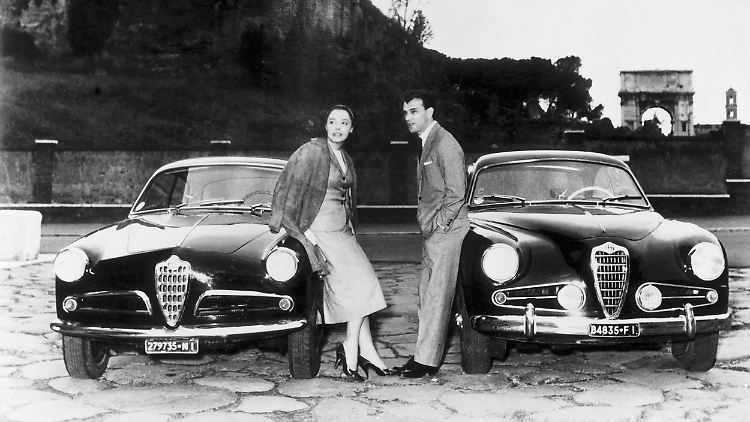 Alfa Romeo Giulietta Sprint mit den Filmstars Anna Proclemer und Giorgio Albertazzi im Jahr 1954.