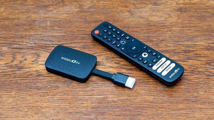 Der kompakte Waipu.tv 4K Stick mit Fernbedienung.