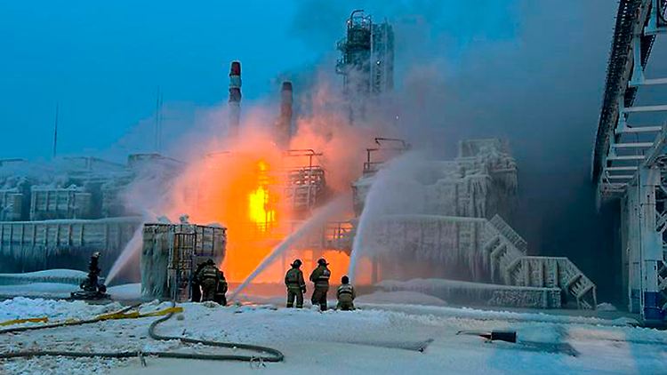 Russische Feuerwehrkräfte löschen im Januar nach einer Drohnenattacke einen Brand im Hafengebiet von St. Petersburg.