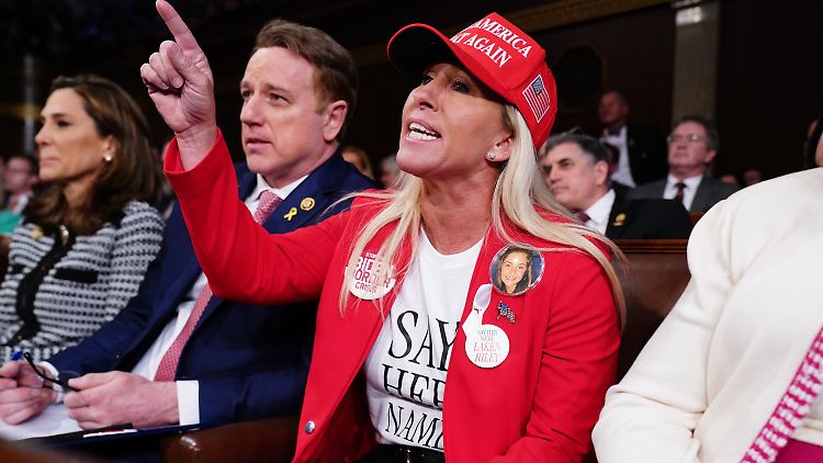 Bei der State of the Union Rede von US-Präsident Biden sorgte Greene für ihr Aufsehen - mit ihrem Outfit und Verhalten. 