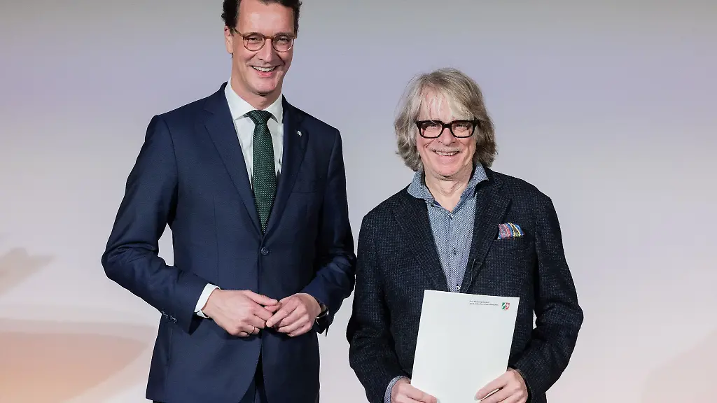 Helge-Schneider-r-und-Hendrik-Wuest-CDU-Ministerpraesident-von-Nordrhein-Westfalen